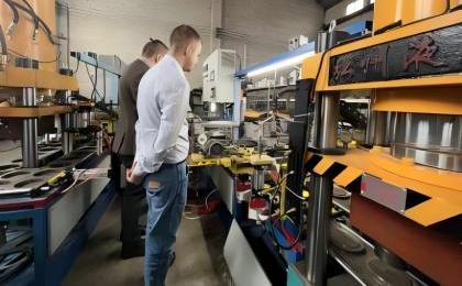 The customer visited JINCHENG ABRASIVES' factory